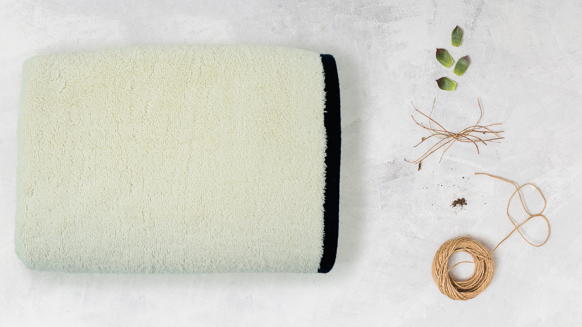 Pile to Pile with contrasting Hem Bath Towel - 12s Zero Twist - 600 GSM